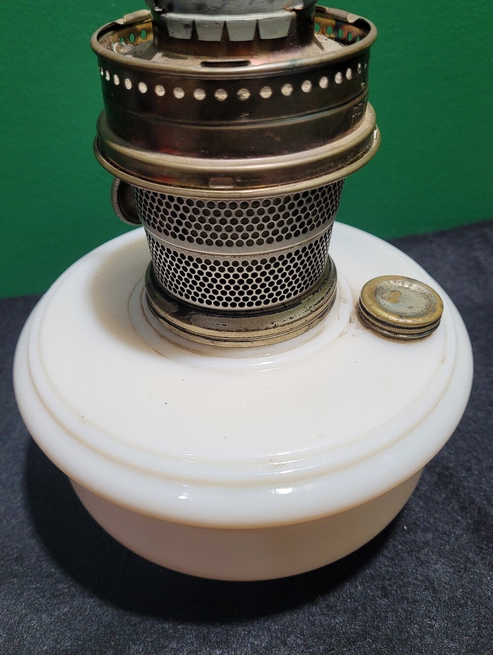 Vintage Aladin Model B Uranium Glass Lamp - Picture 3 of 10